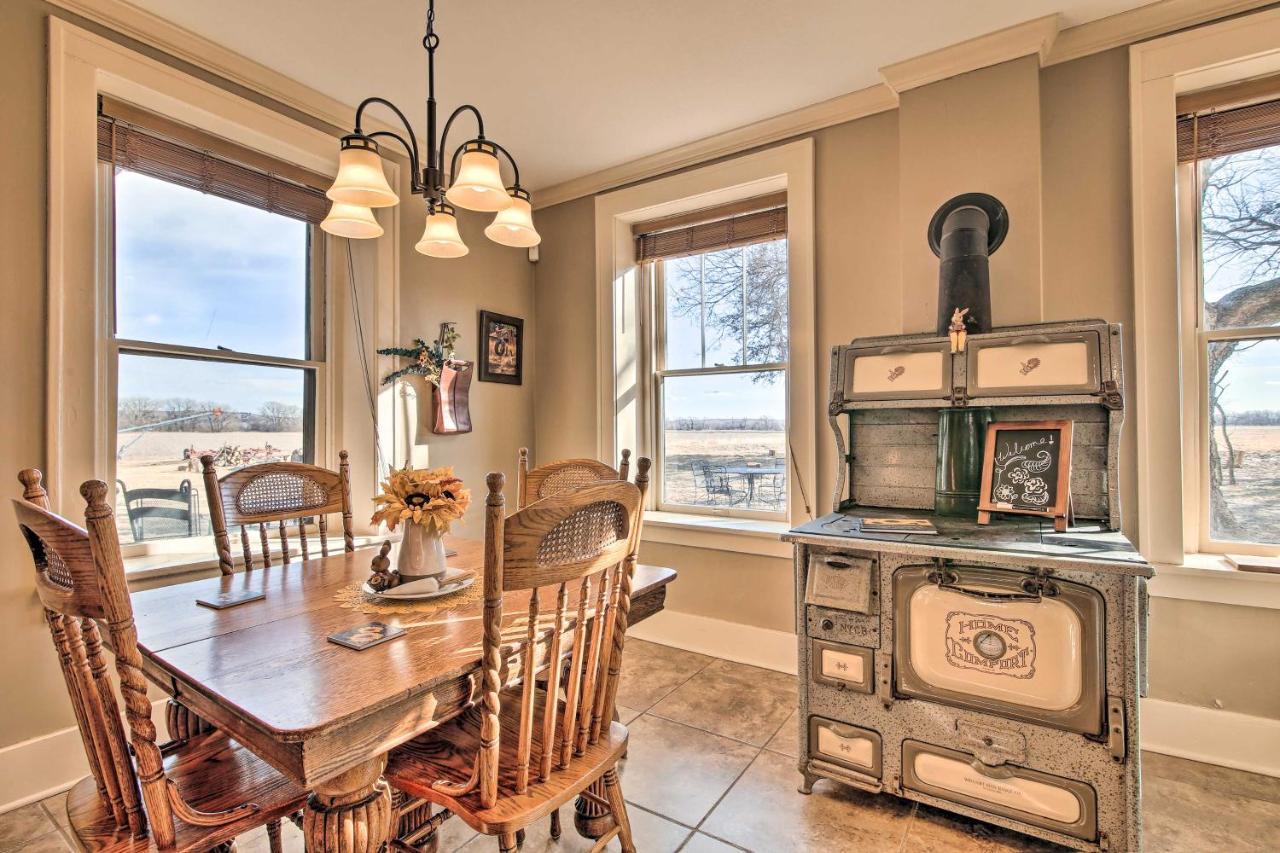Pet-friendly Grill And Fire Pit In Holiday home Manhattan