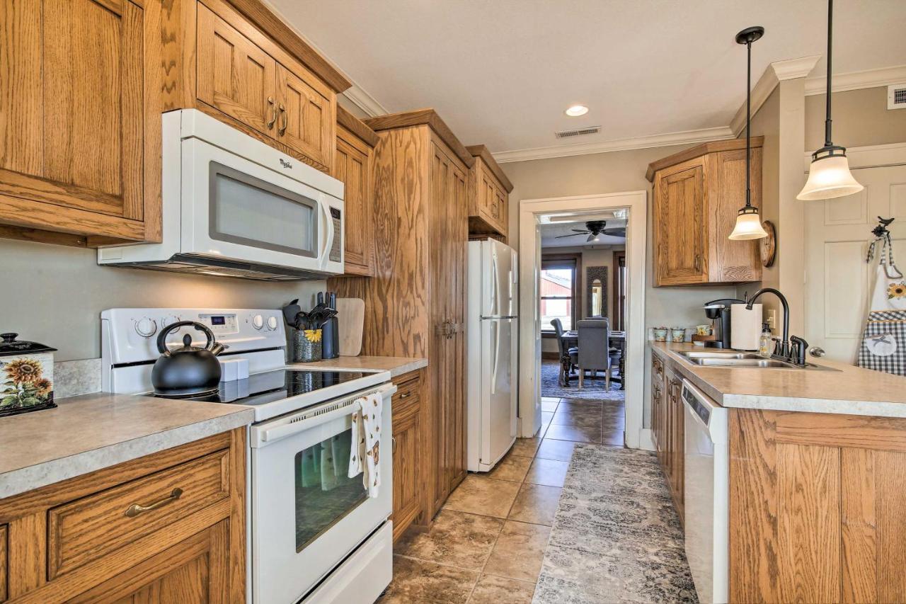 Pet-friendly Grill And Fire Pit In Holiday home Manhattan