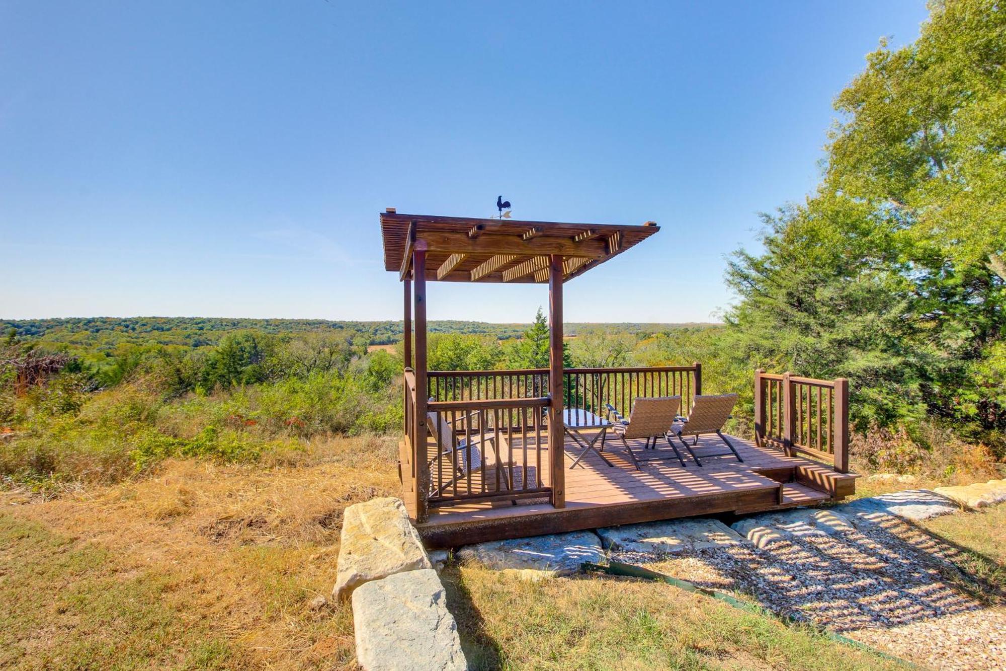 Kansas Gem With Fire Pit And Views 10 Mi To Dtwn! Manhattan