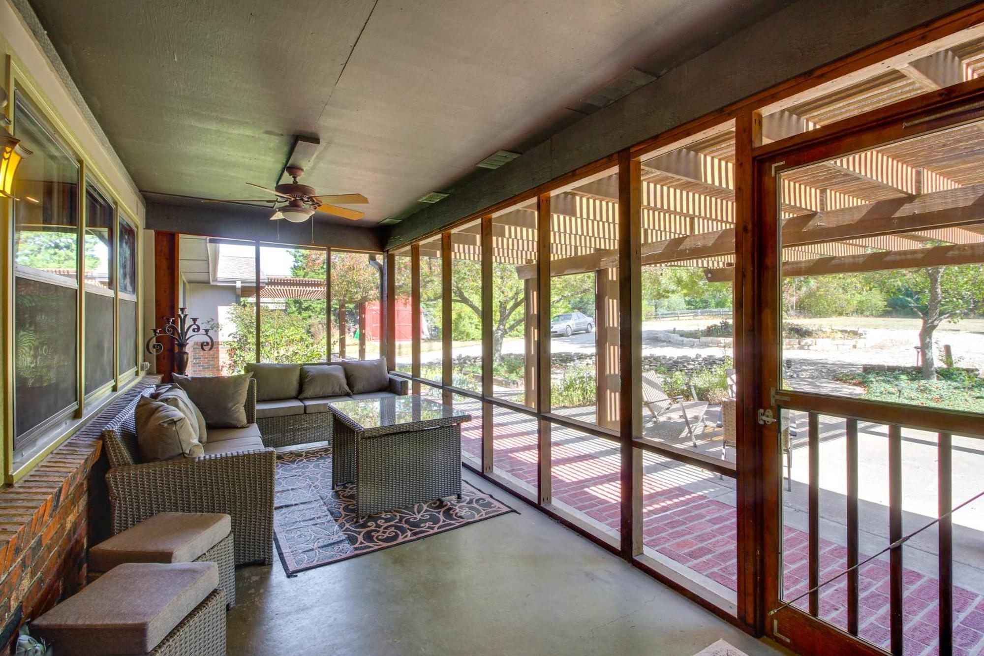 Kansas Gem With Fire Pit And Views 10 Mi To Dtwn! Holiday home