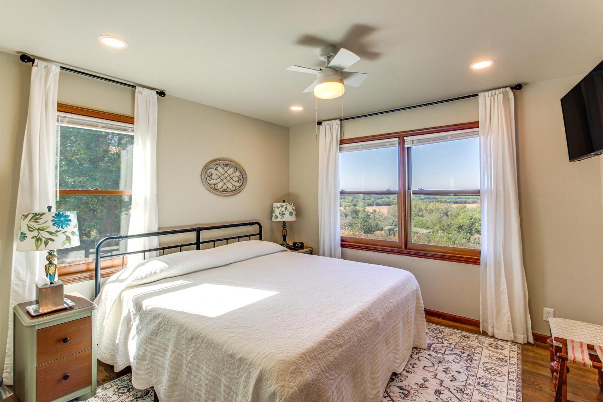 Kansas Gem With Fire Pit And Views 10 Mi To Dtwn! Holiday home *