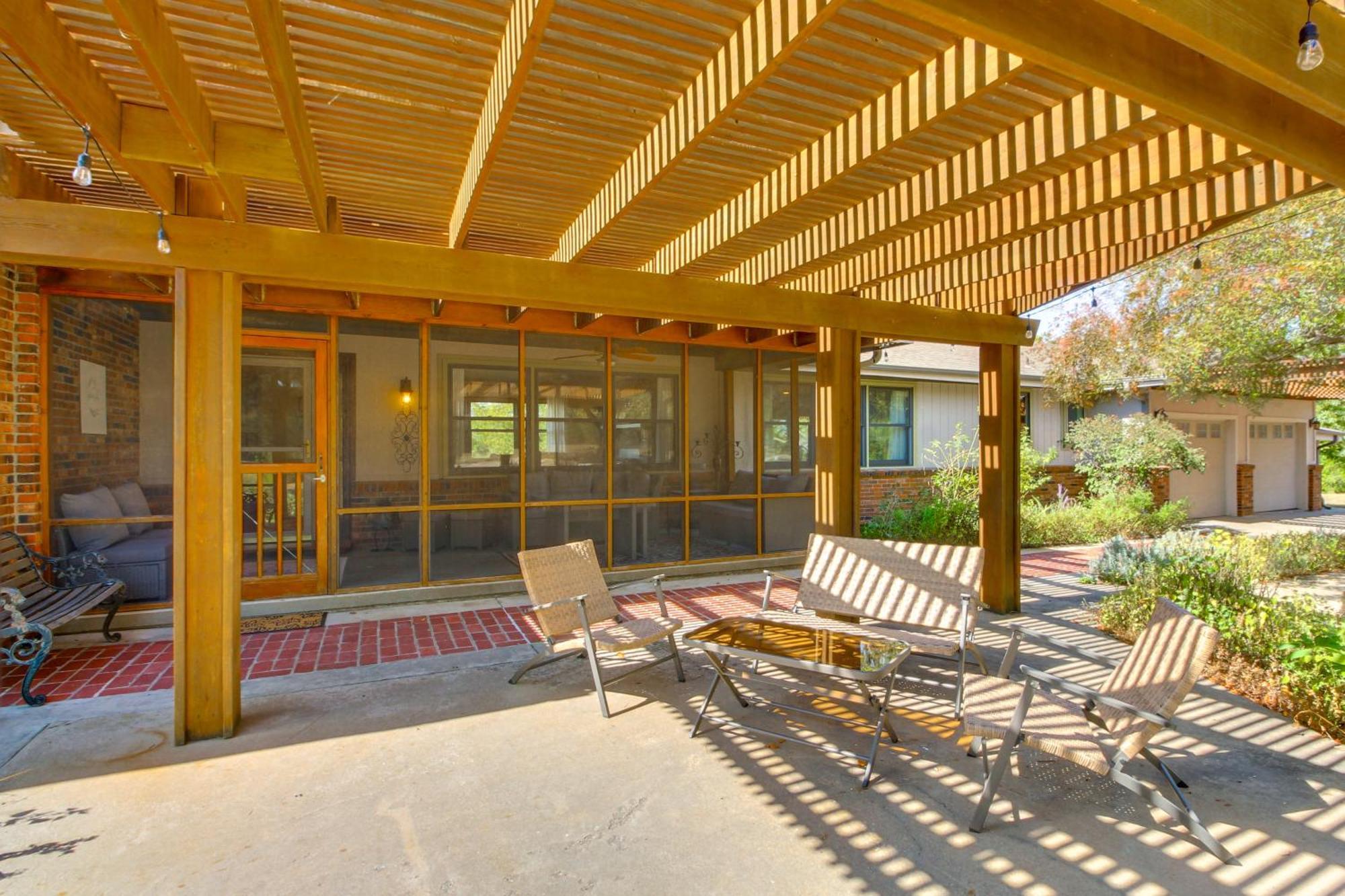 Kansas Gem With Fire Pit And Views 10 Mi To Dtwn!