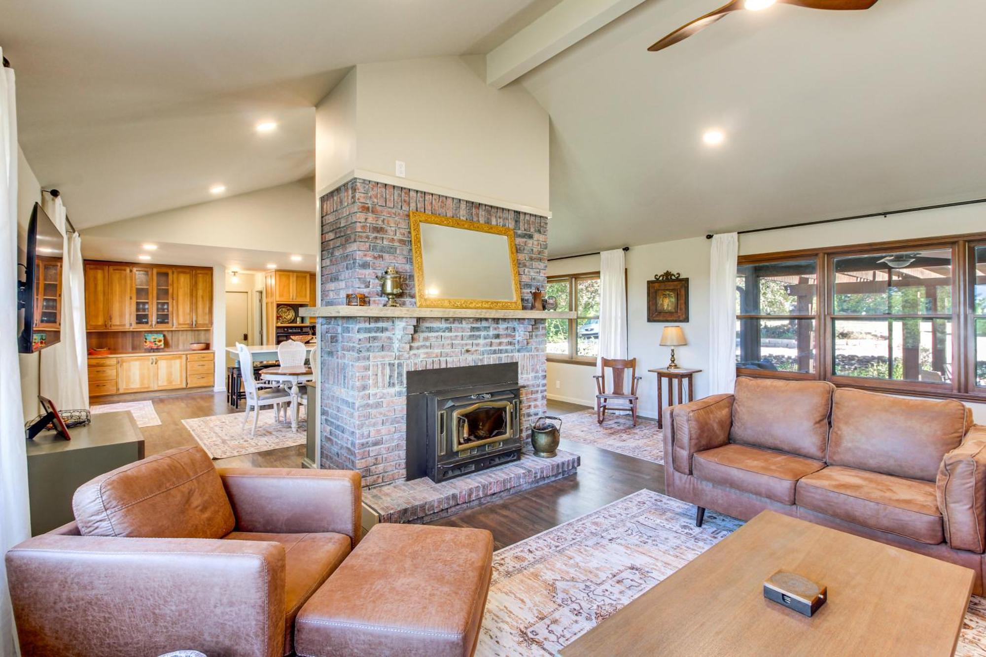 Kansas Gem With Fire Pit And Views 10 Mi To Dtwn! Holiday home