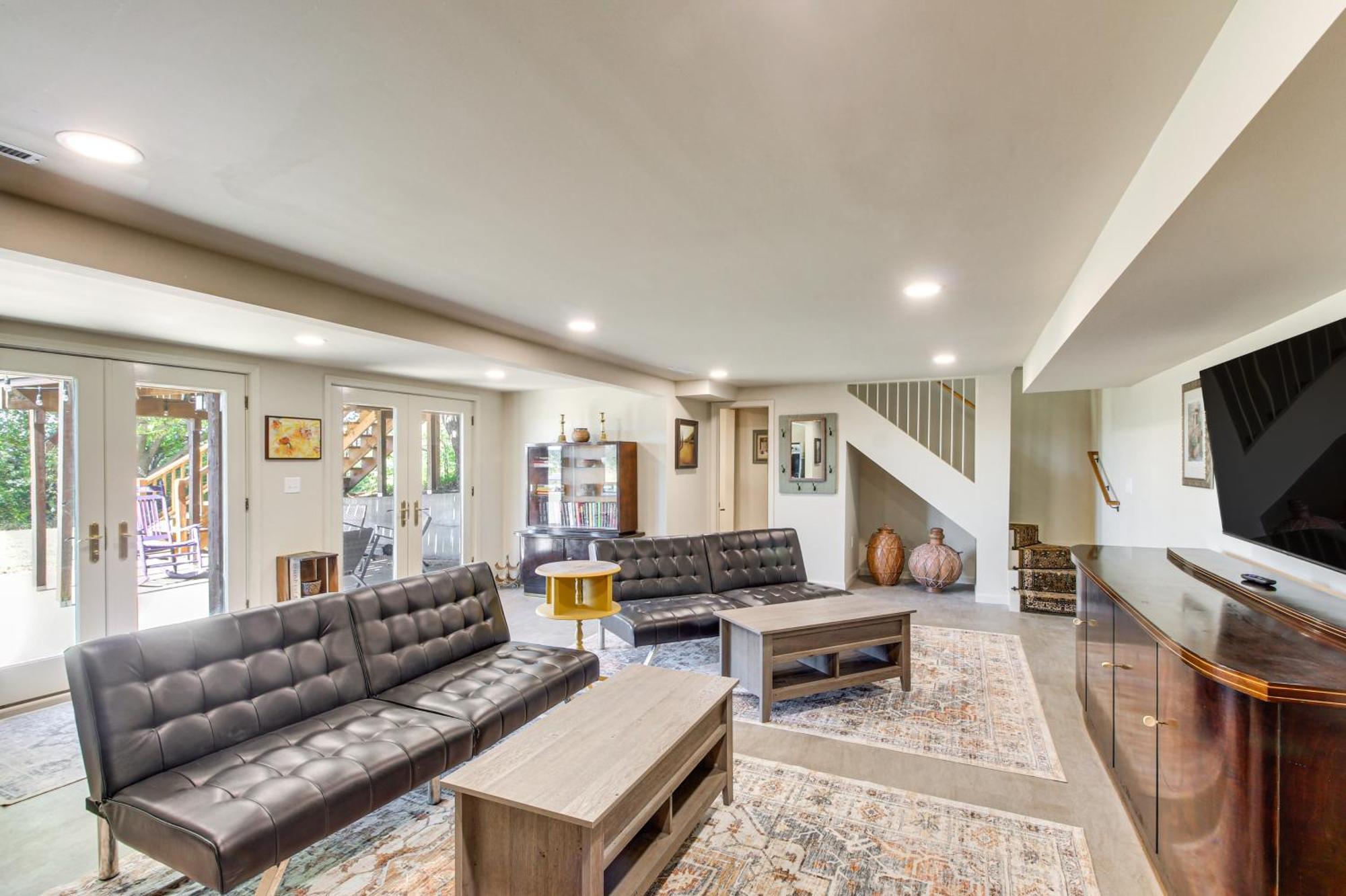 Kansas Gem With Fire Pit And Views 10 Mi To Dtwn! Holiday home *