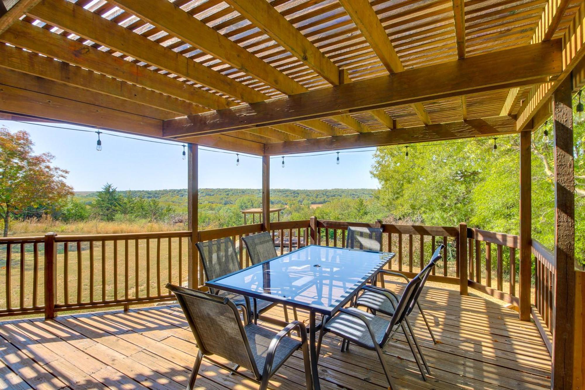 Kansas Gem With Fire Pit And Views 10 Mi To Dtwn! Holiday home Manhattan