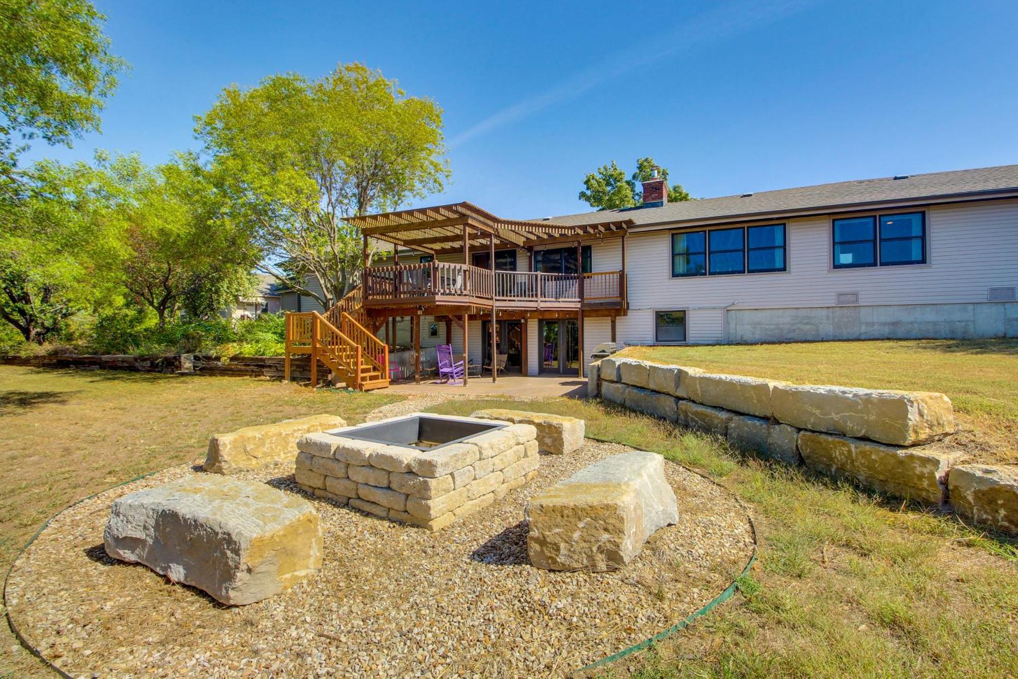 Holiday home Kansas Gem With Fire Pit And Views 10 Mi To Dtwn!