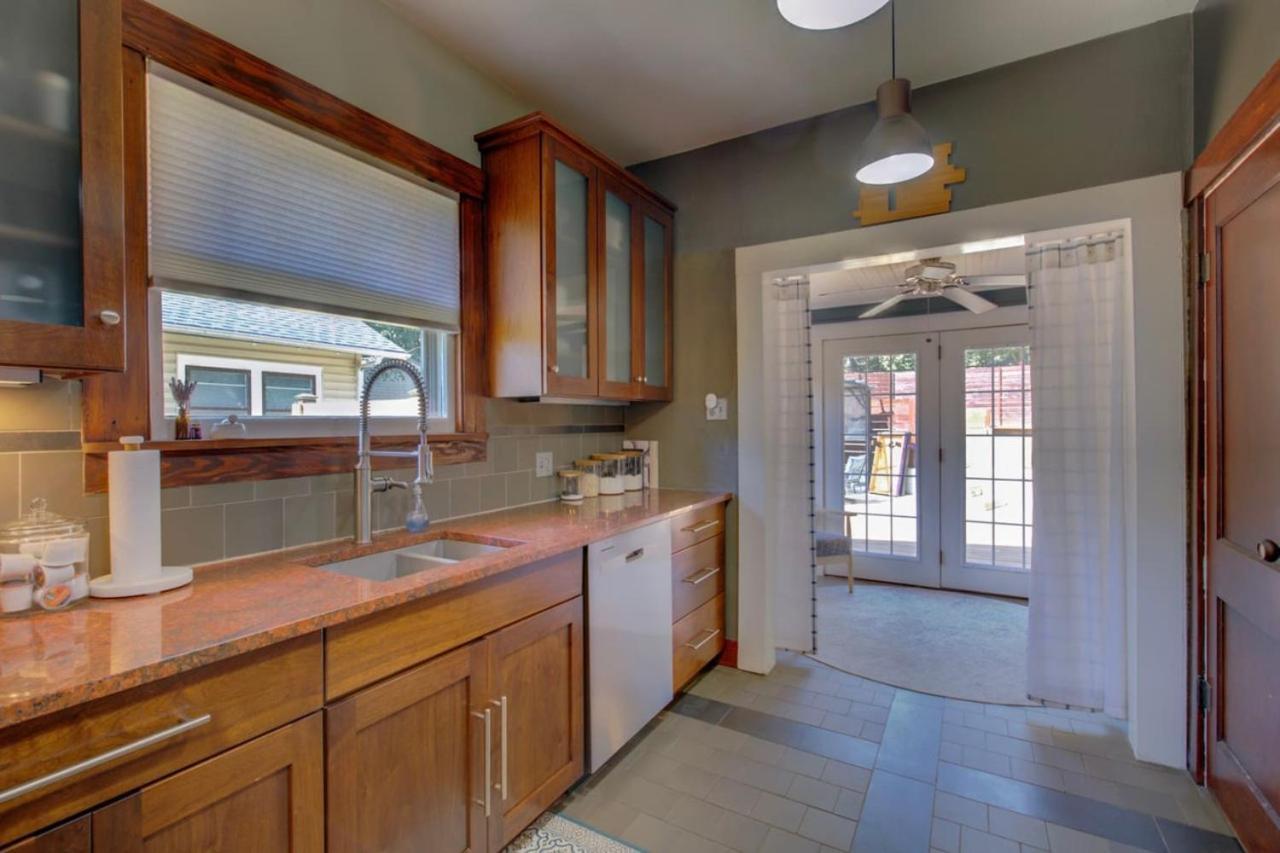 The Charming 2bd 1bth Holiday home