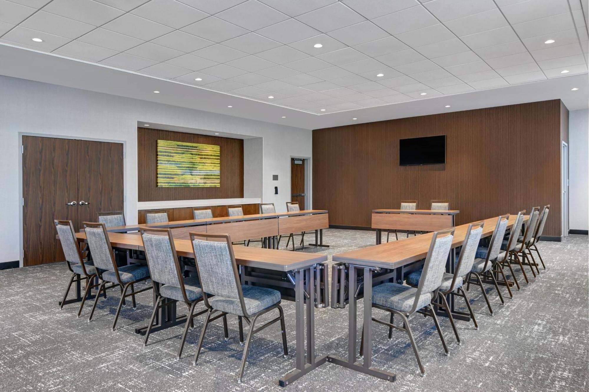 Courtyard By Marriott Aggieville Hotel 3*