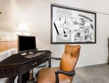 Super 8 By Wyndham Ks Motel 2*