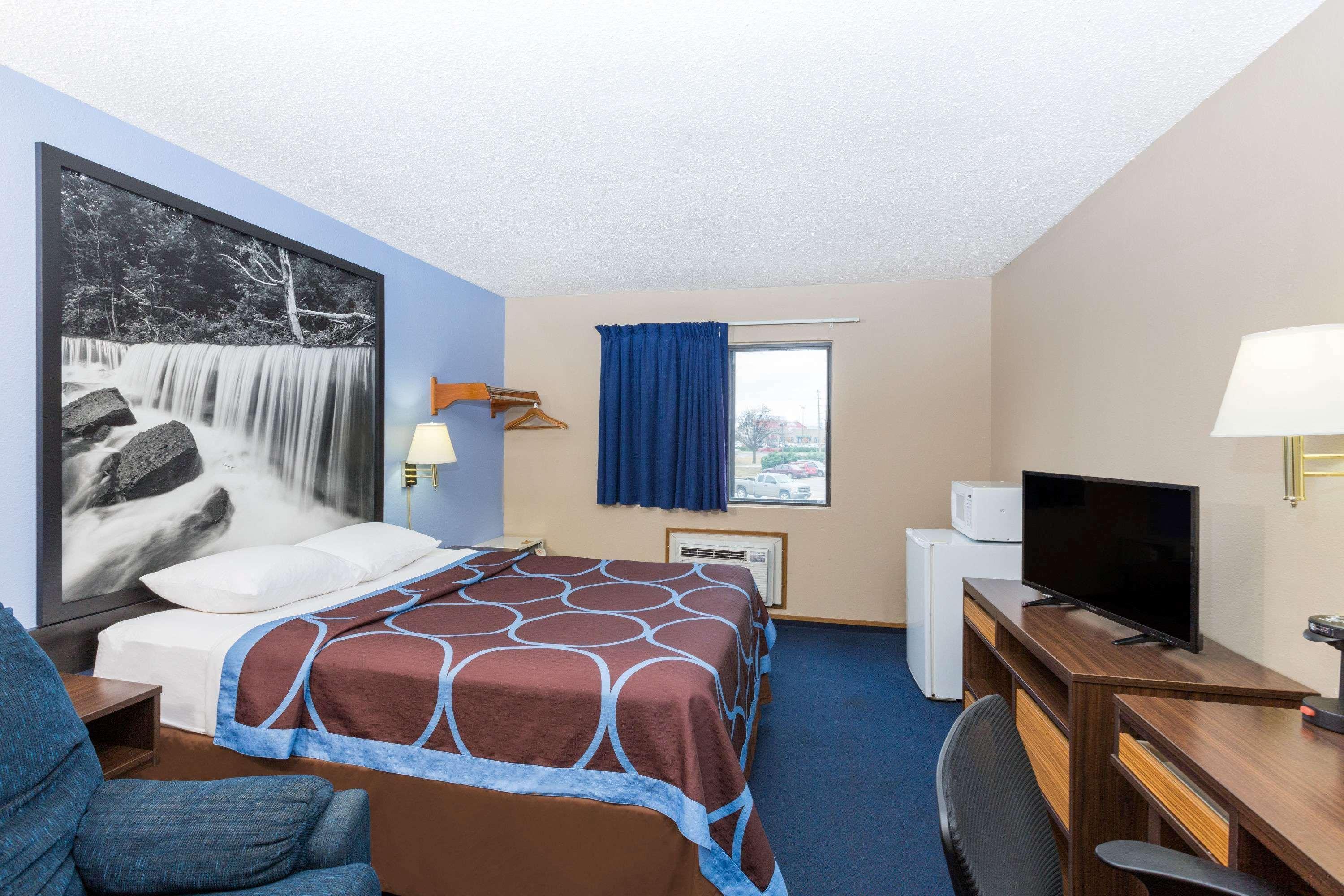 Super 8 By Wyndham Ks Motel
