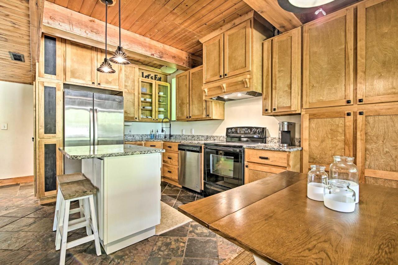 Ferienhaus Secluded Retreat With Covered Patio And Sun Deck!