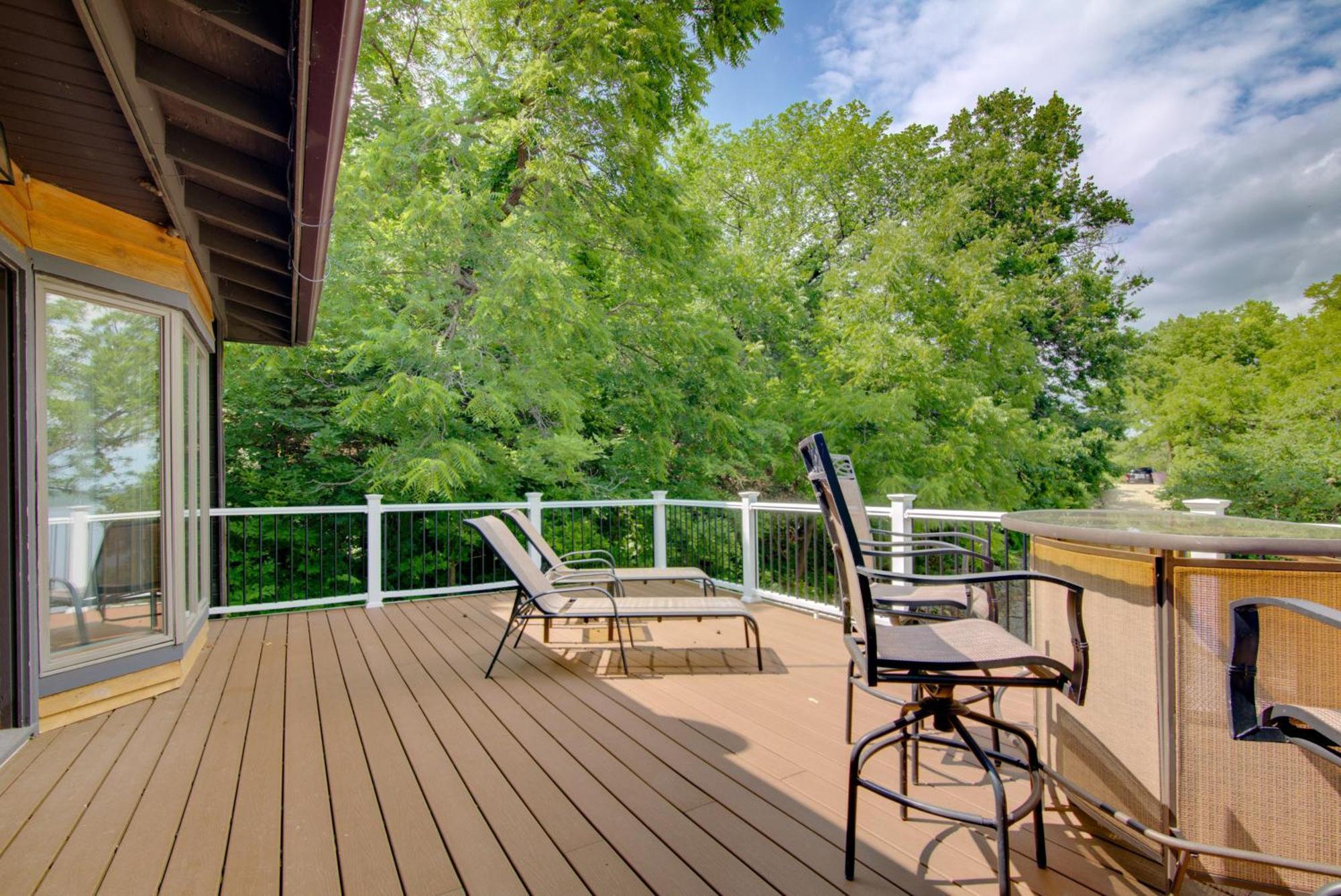 Ferienhaus Secluded Retreat With Covered Patio And Sun Deck!
