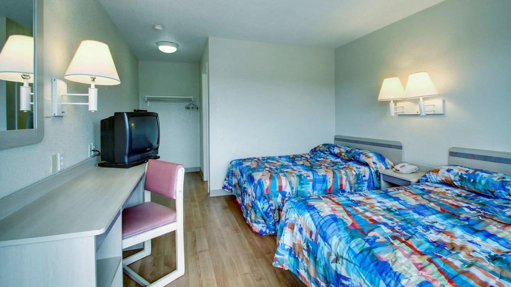 Hotel 6 Kansas Manhattan